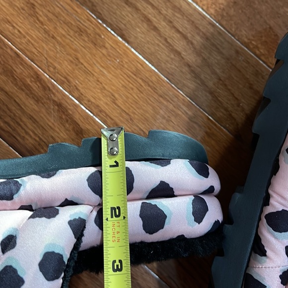 UGG - Picture 4 of 6